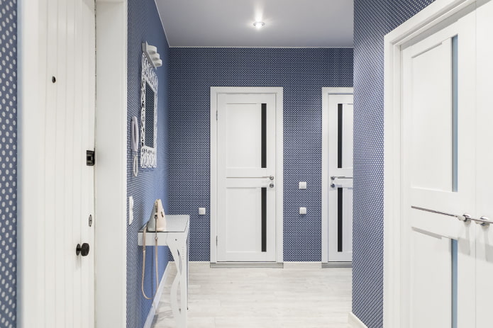 combinazione di porte con il pavimento all'interno del corridoio