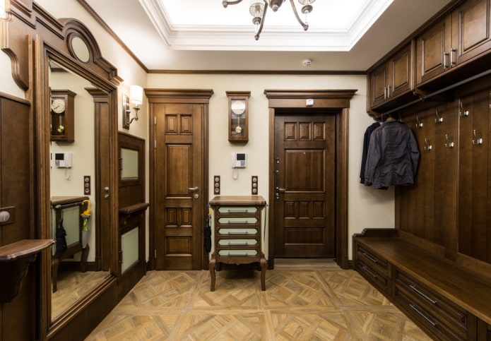 porte marroni all'interno del corridoio