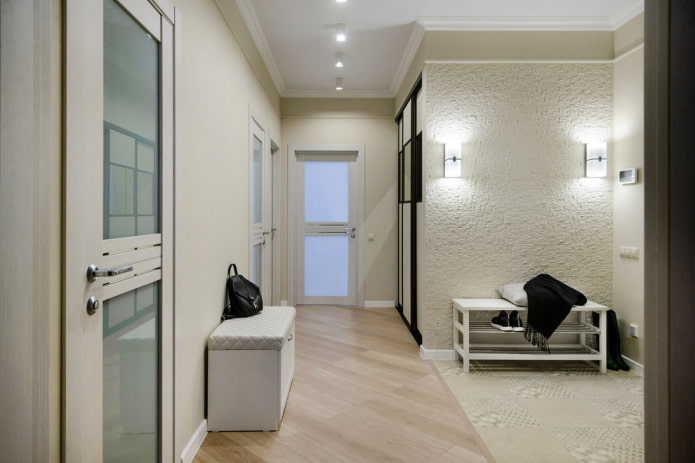 porte con inserti nell'interno del corridoio