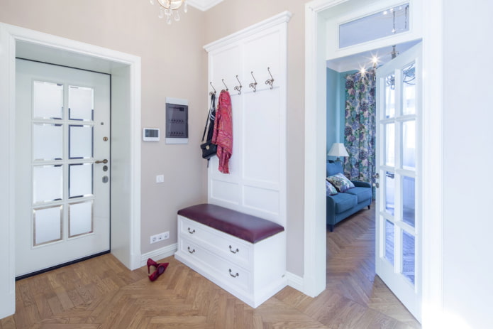 porte a battente all'interno del corridoio