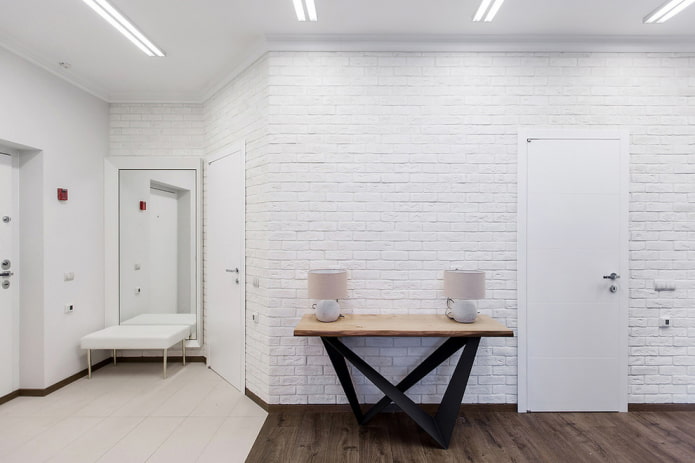 combinazione di porte con pareti all'interno del corridoio