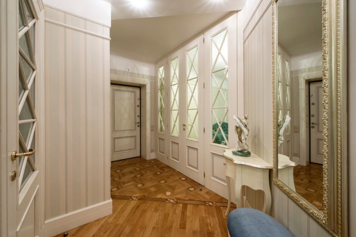 porte all'interno del corridoio in stile classico