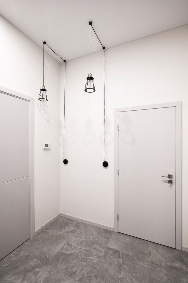 porte grigie nell'interno del corridoio