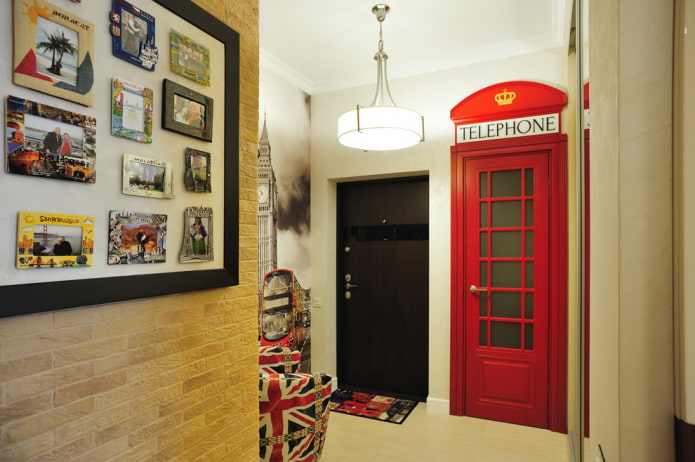 porte di diversi colori all'interno del corridoio