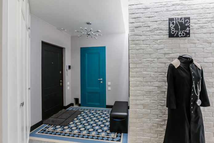 porte di diversi colori all'interno del corridoio