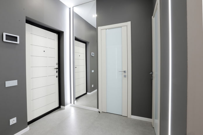 porte all'interno del corridoio in stile moderno