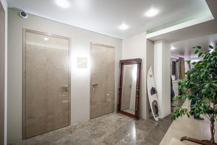 porte beige all'interno del corridoio