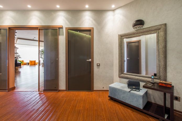 porte in vetro all'interno del corridoio