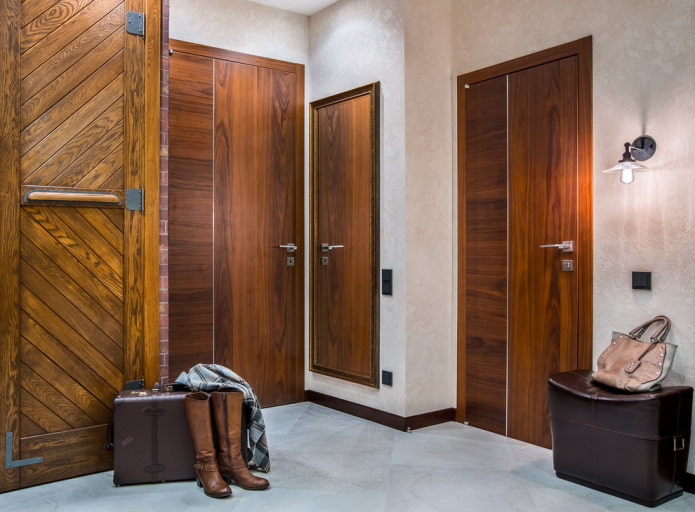 combinazione di porte con pareti all'interno del corridoio