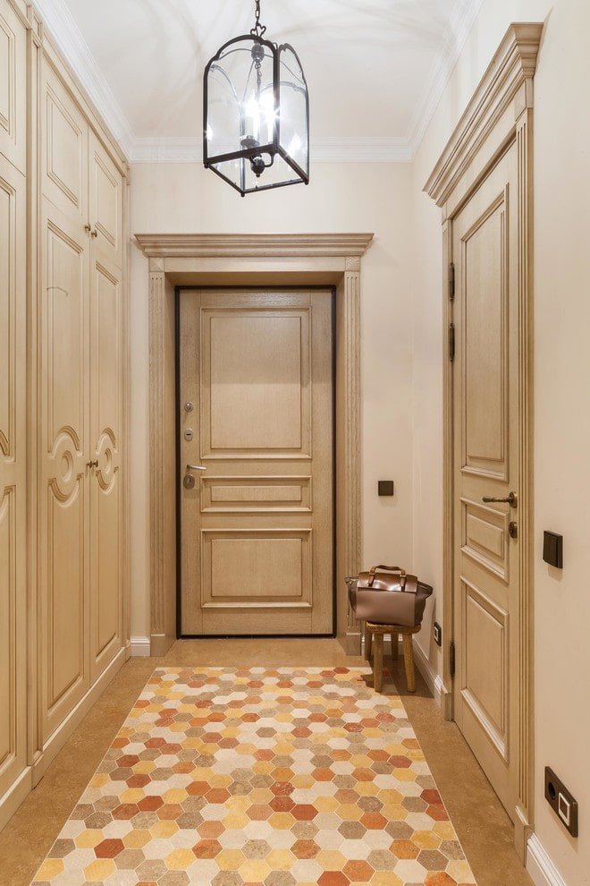 porte beige all'interno del corridoio