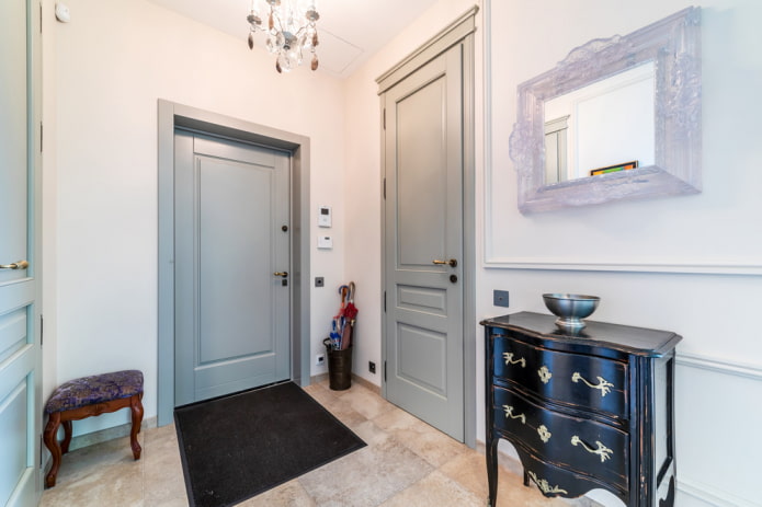 porte grigie nell'interno del corridoio