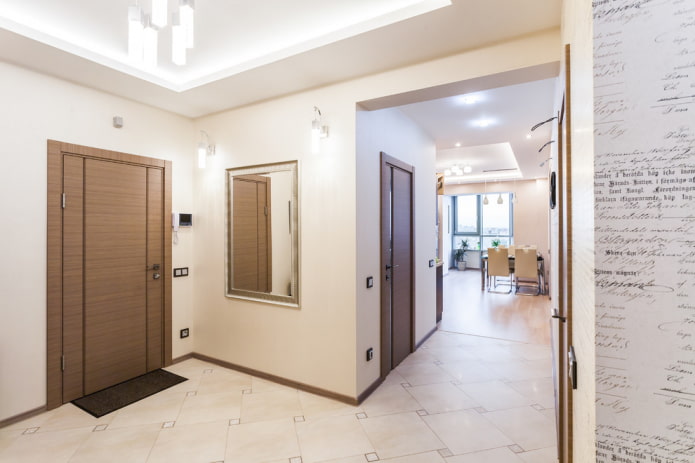 combinazione di porte con zoccolo all'interno del corridoio