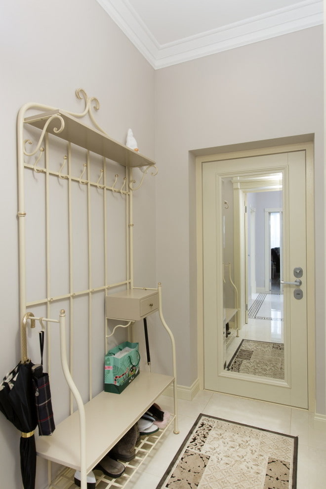 porta con specchio all'interno del corridoio
