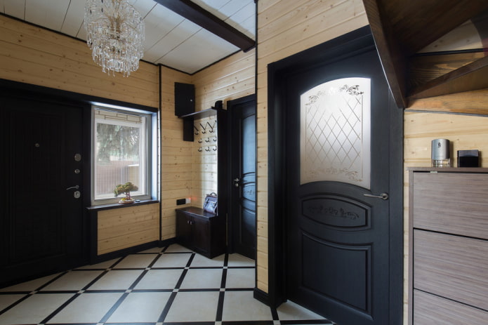 porte nere all'interno del corridoio