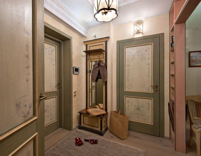 porte con motivi nell'interno del corridoio