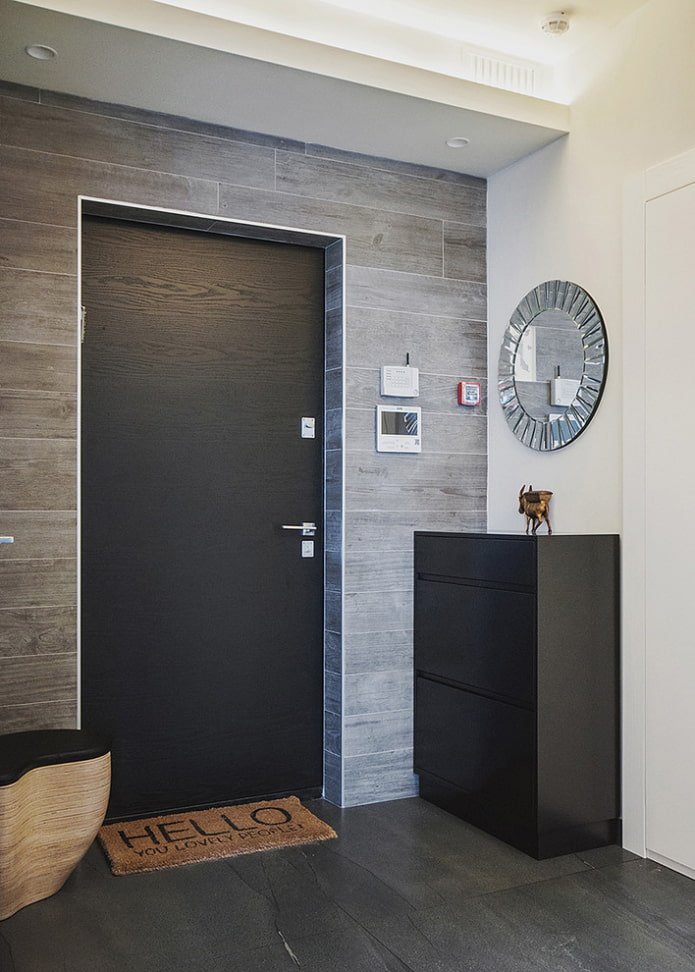 combinazione di porte con mobili all'interno del corridoio