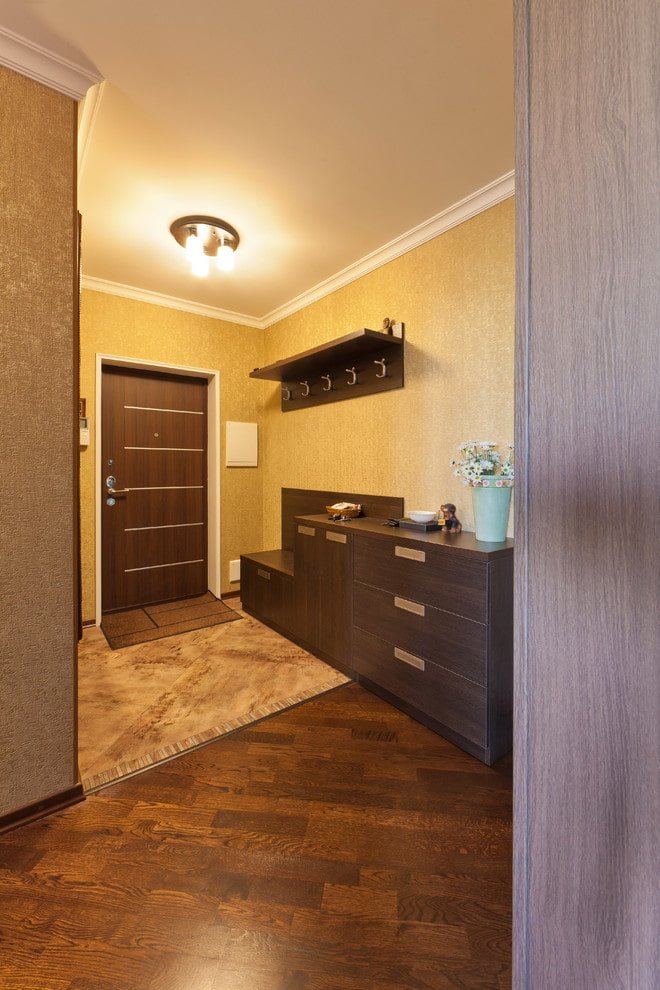 combinazione di porte con mobili all'interno del corridoio