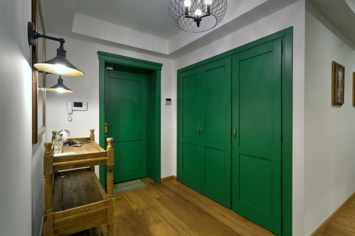 combinazione di porte con il pavimento all'interno del corridoio