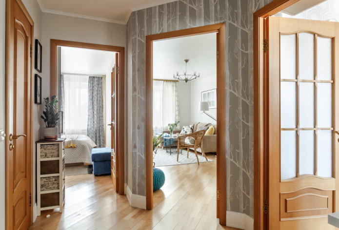 porte marroni nell'ingresso