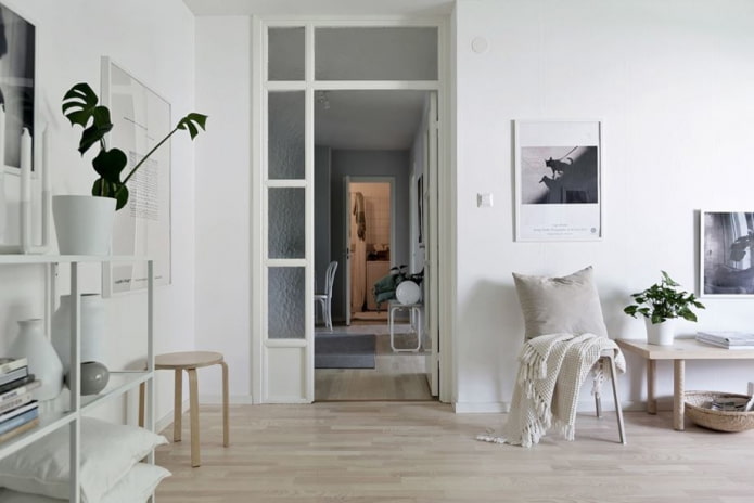porta bianca con inserti in vetro