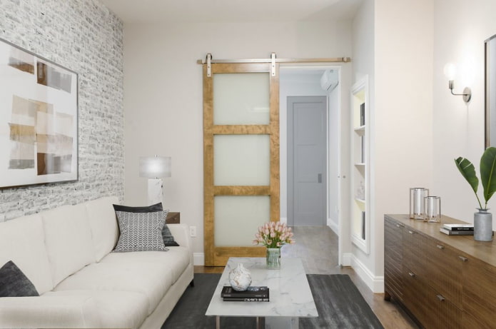 porta del fienile con inserti in vetro smerigliato