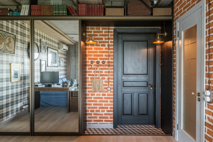 porta d'ingresso nel corridoio in stile loft