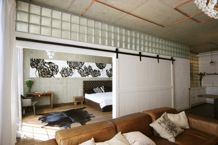 porte del fienile in un interno in stile loft