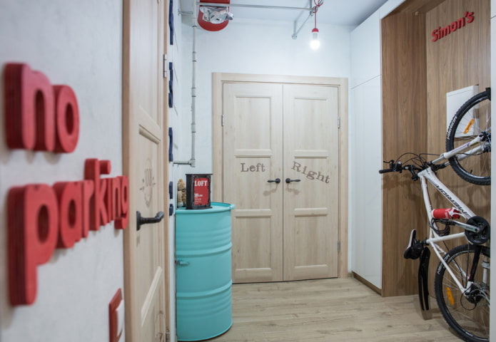 porte con scritte all'interno in stile loft