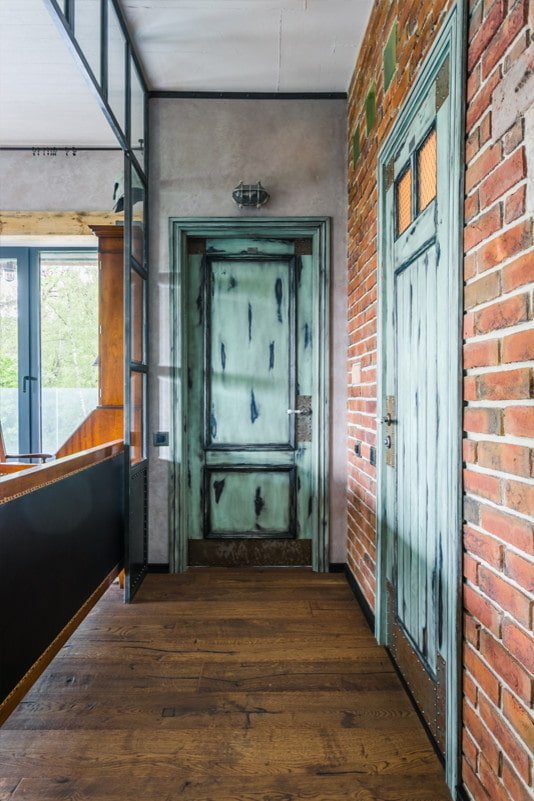 porte invecchiate negli interni in stile loft