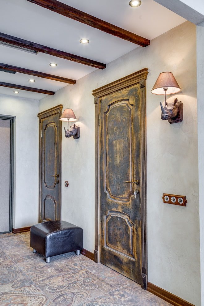 porte invecchiate negli interni in stile loft