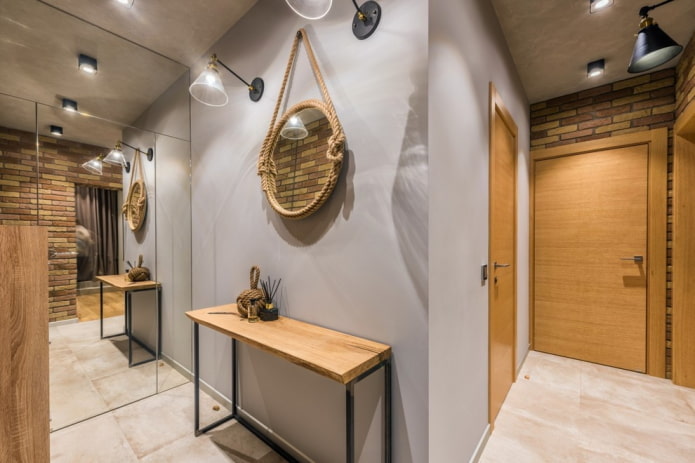 porte in legno nel corridoio in stile loft