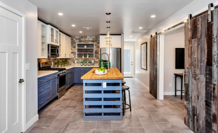 porte nell'interno della cucina in stile loft