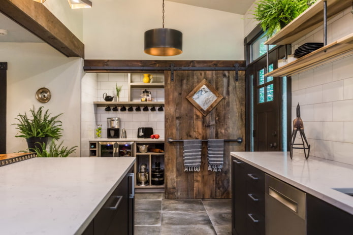 porta in assi in cucina in stile loft