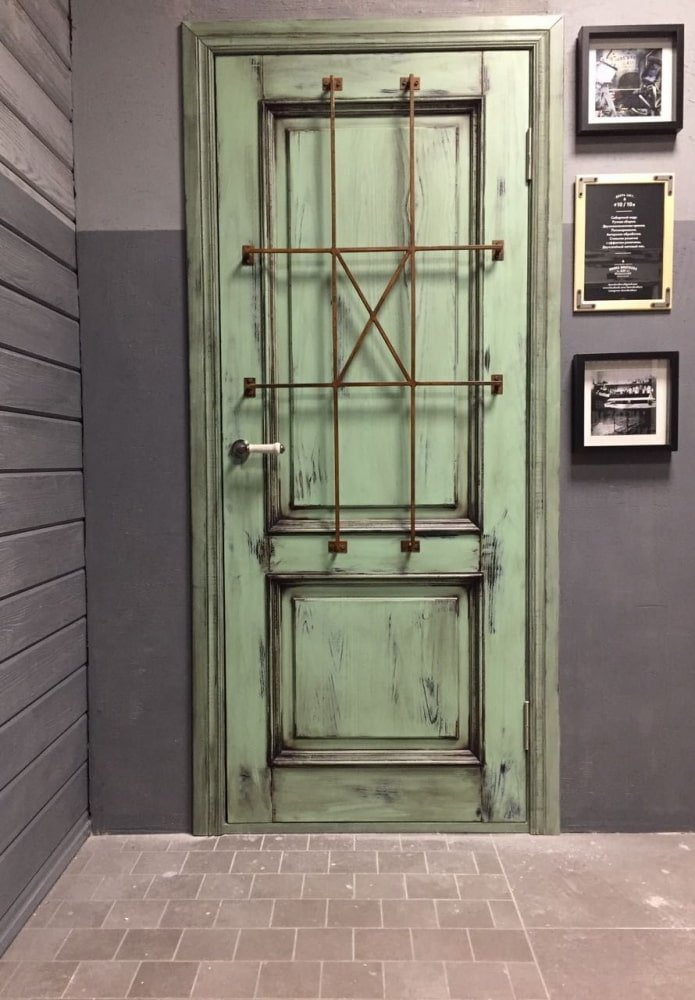 porte verdi in un interno in stile loft