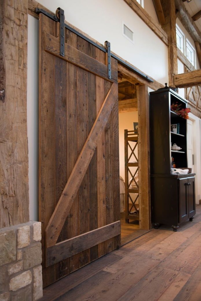 porte marroni negli interni in stile loft