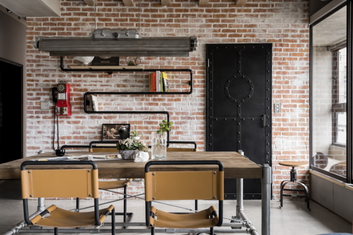 porta con forgiatura in stile loft