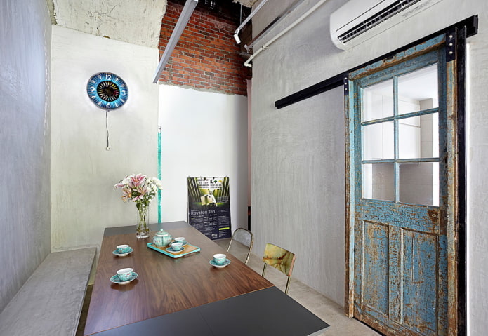 porta con vetro all'interno in stile loft