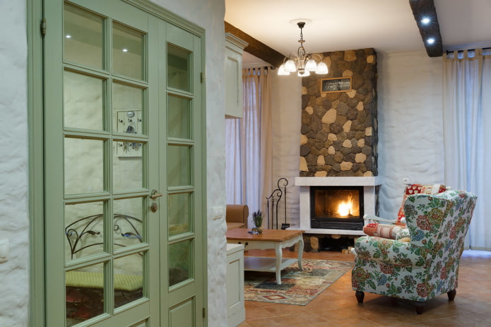 porte verdi negli interni in stile provenzale