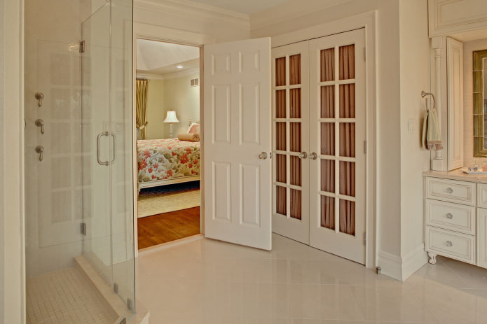 Porte in PVC nel bagno in stile provenzale
