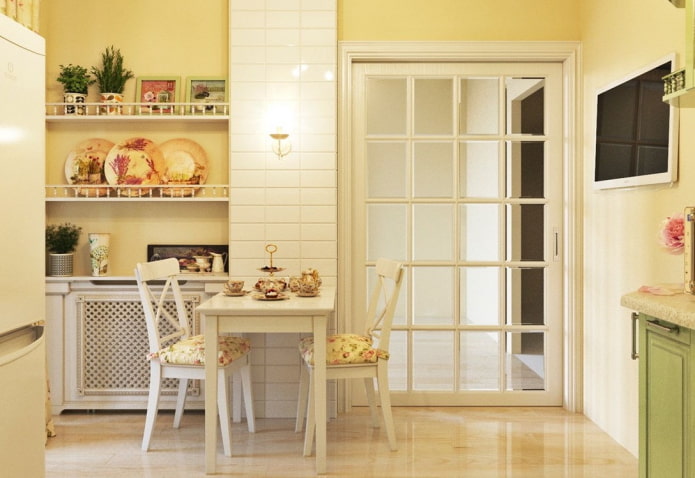 porte all'interno della cucina in stile provenzale