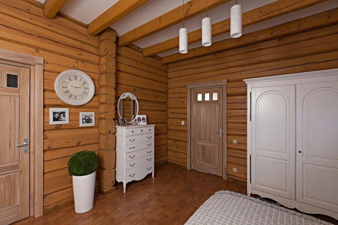 porte in legno nella camera da letto in stile provenzale