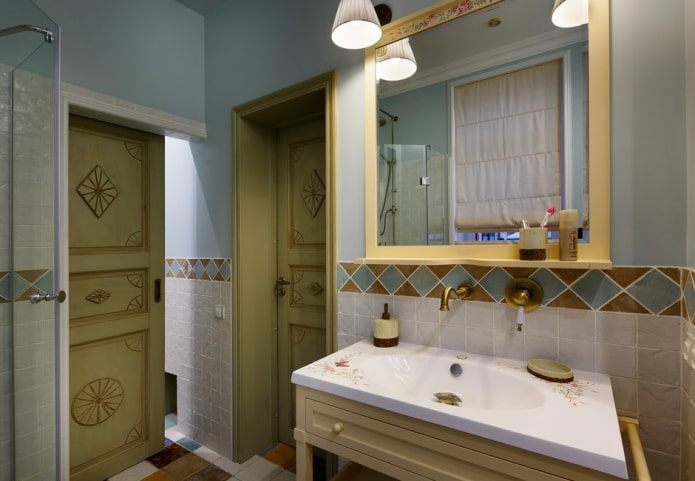 porte all'interno del bagno in stile provenzale