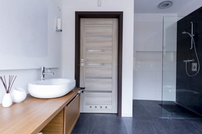 porta con griglia in bagno