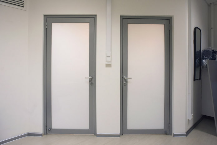 porta in plastica grigia