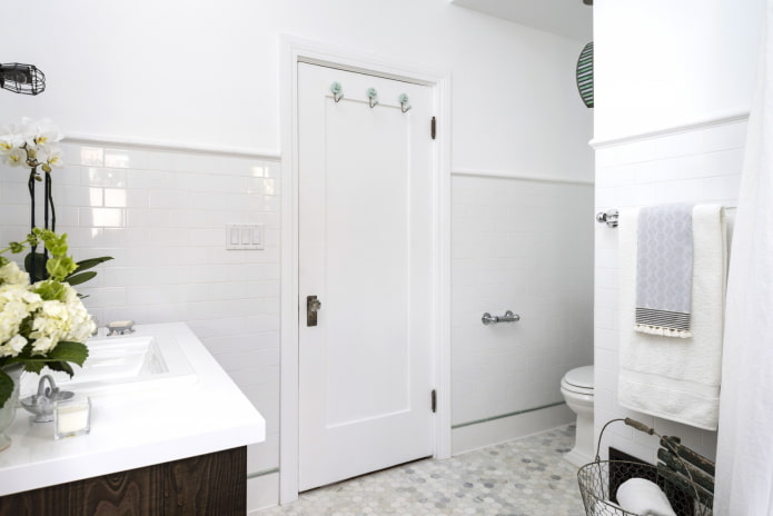 bagno bianco con porta