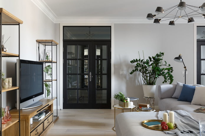 porte nere nell'interno del soggiorno