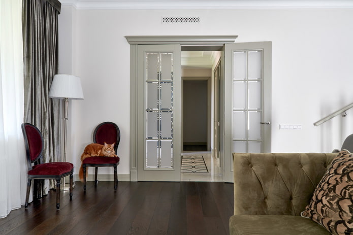 porte grigie nell'interno del soggiorno