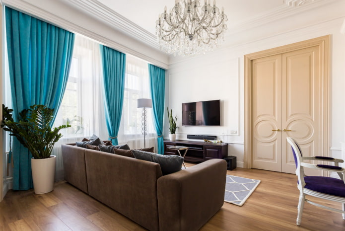 porte beige nell'interno del soggiorno