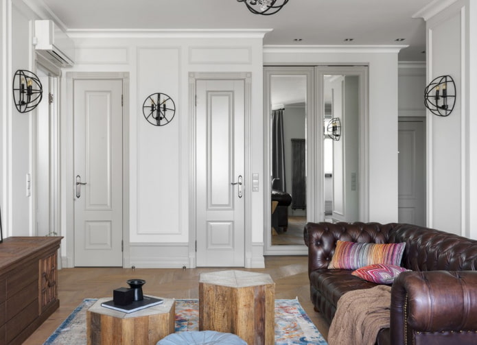 porte all'interno di un soggiorno passante 