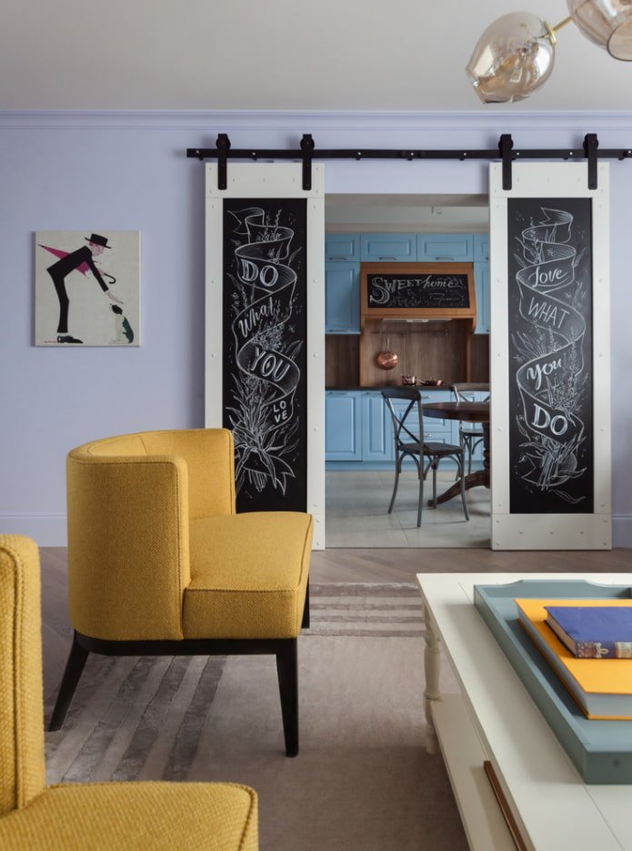 porte con motivi nell'interno del soggiorno